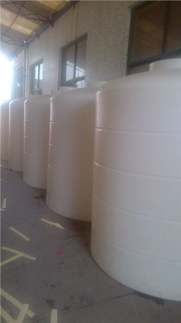 醫(yī)藥化工領(lǐng)域的關(guān)鍵存儲設備 耐酸堿儲罐與滾塑容器